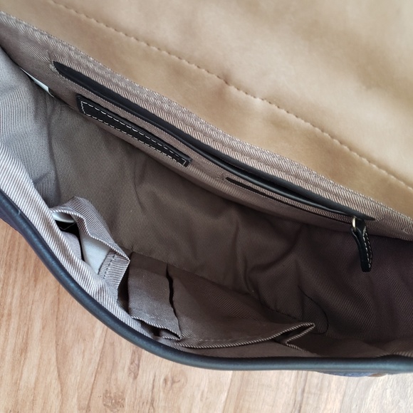 London Fog Crossbody Bag - Picture 4 of 6